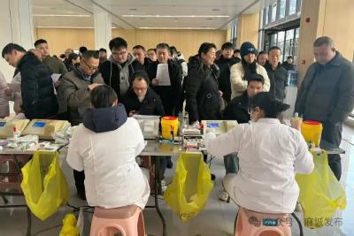 372名医务人员为爱挽袖 献血111600毫升