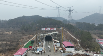 合武高铁湖北段1标何家湾隧道顺利贯通