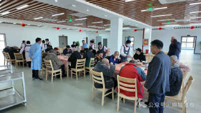 市中心福利院：暖心加餐送礼包 欢欢喜喜迎新春