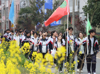 麻城二中千名师生25公里远足励志迎高考