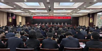 始终保持“时时放心不下”的责任感 切实把“促一方发展保一方平安”的政治责任牢牢扛在肩上 抓在手上 落到实处