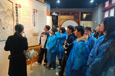 寻根移民文化 传承红色薪火