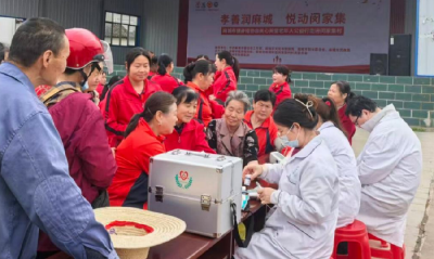 南湖街道举办敬老活动 为农村老人送医送暖送欢笑