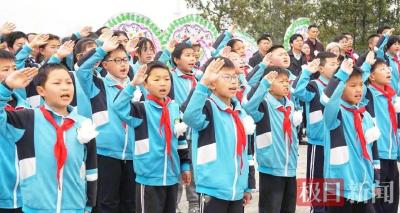 小红山烈士塔前寄哀思，湖北麻城顺河镇祭奠蔡济璜、刘文蔚、邓天文三烈士