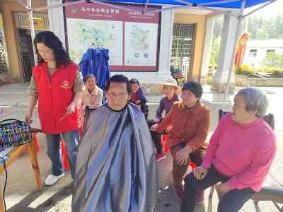 【我为群众办实事】花林寺镇：巧手传温情 义剪暖银龄