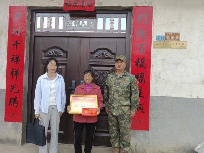 茅坪场镇：优秀士兵立功 为家乡添彩
