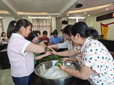 【我们的节日·端午】花林寺镇：粽叶飘香传温情 巾帼巧手聚民心