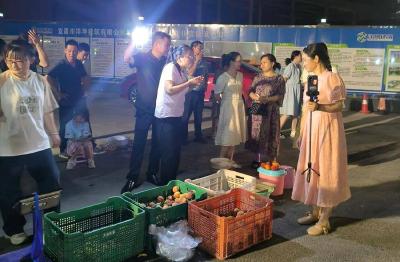 河口乡：村两委干部化身 “夜间摊主” 直播吆喝带火农货