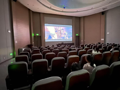 【关心关爱未成年人成长】县图书馆开启暑期电影大放送活动