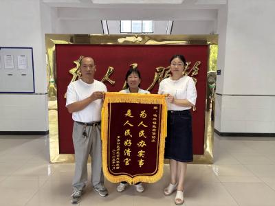六旬老人冒雨送锦旗 致谢平安建设办解住房难题