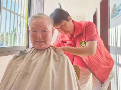 【我为群众办实事】花林寺镇：凤阳村开展“情暖夕阳”义剪活动