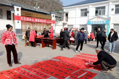【年味远安】县科协携老年书画协会开展“文化润乡土·春联送吉祥”下乡写对联送祝福活动