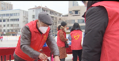 市书法家协会20多位书法家挥毫免费送春联