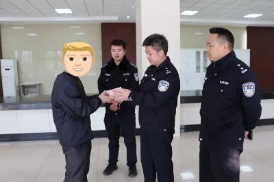 武穴警方跨省抓人追回5万元！