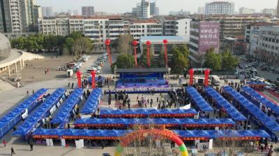 5万元现金消费券现场发放！今天，武穴体育广场热闹非凡～
