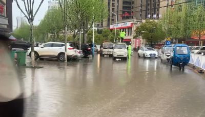 强降雨来袭 市环卫局紧急处理积水 保障道路安全
