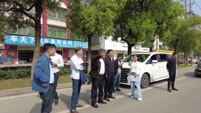 程小兵带队视察城镇管理“百日攻坚”行动