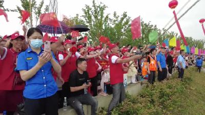 龙舟赛：水上比赛燃，岸上观赛热