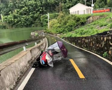 超车撞人后淡然离去？结果……