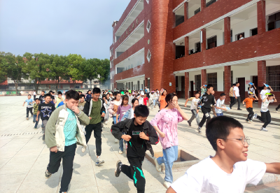 火灾现场如何安全逃生？武穴消防陪你开练新学期重要一课