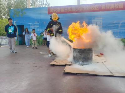 武穴消防进校园 助力“开学第一课”