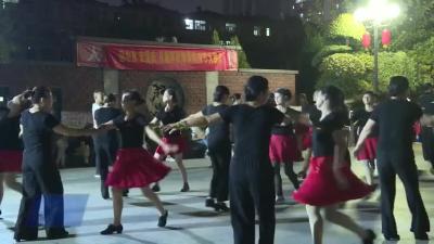 下港社区居民载歌载舞迎双节