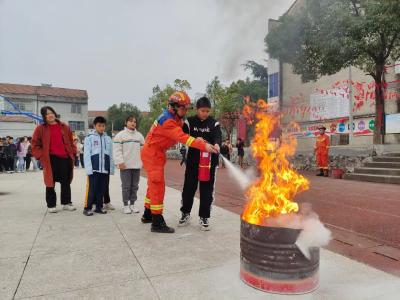 市消防救援大队深入市第三实验小学四望校区开展消防安全培训演练