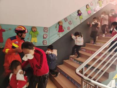 市消防救援大队走进武穴直属幼儿园花桥园区开展消防演练