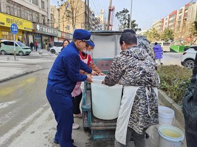 居民用水告急！消防水罐车送水到家门
