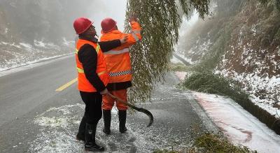 战风雪 保畅通 武穴公路人守护平安返乡路