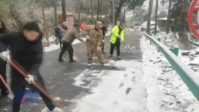 余川镇：干群齐心清冰除雪畅通主次干道