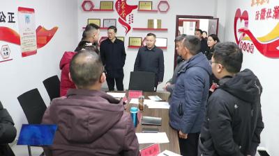 查俊走访慰问节日在岗人员并致以新春问候和美好祝福