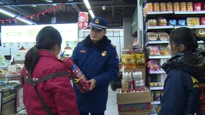 新春走基层 | 消防宣传进商铺 守好沿街“防火线”