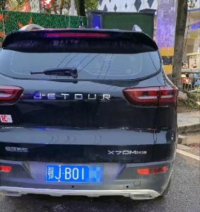 城区道路工程围挡周边违停！这些车辆被曝光→
