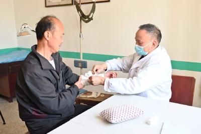 38年的坚守！他被称为全村人的“120”
