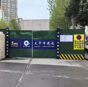 城区道路工程围挡周边违停！又有车辆被曝光→