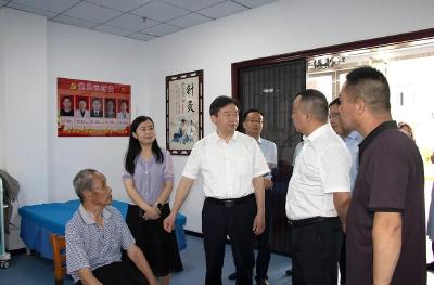 胡昊到龙坪镇和万丈湖街道检查督导防汛备汛、共同缔造、机构改革等工作