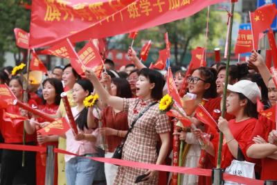 2024高考开考！这一幕幕刷屏了！现场画面→