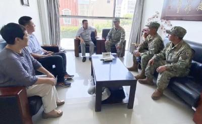 感谢防汛期间后勤服务！驻训官兵撤离前为环卫工人送去锦旗