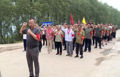 武穴：千人宣誓“红”遍长江大堤 主题党日别样“燃” 