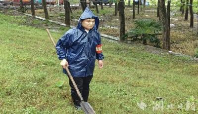 闻汛而动 守护家园｜长江干堤龙坪段：巡堤人在烈日下用脚步丈量江堤 