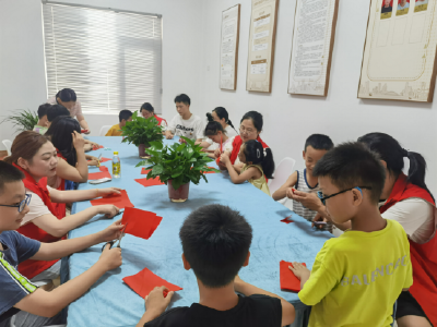 【网络中国节·七夕】武穴街道正街社区：巧手剪纸 传承七夕文化 