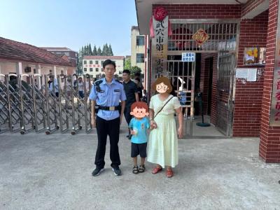 两名孩童走失，武穴民警暖心守护找到家人 