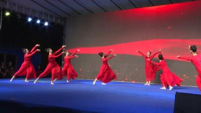 庆祝新中国成立75周年丨“盛世华诞 举国同庆”文艺晚会上演◆实验五小团山河校区举行红歌比赛
