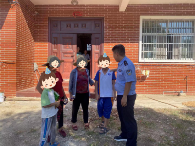 “熊孩子”贪玩忘记回家 民警帮助及时找回  