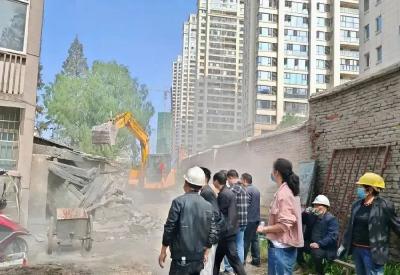 共计1700余平方米！纸厂老旧小区77处违建，拆除→  