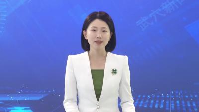 初冬时节落叶飘 环卫工人清扫忙