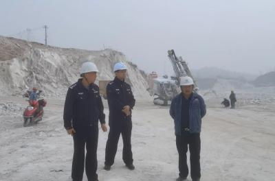 【和谐武穴 你我共建】市公安局、大金镇、团市委、档案馆、人社局就业中心开展入户走访排查行动 
