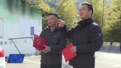 省自然资源厅向我市地灾防治“四位一体”专管员彭焕兵同志颁发证书