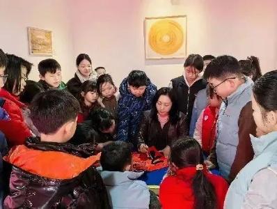 武穴中学上海校友会情暖留守儿童  